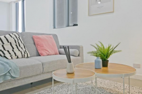 KOZYGURU MASCOT SPACIOUS KOZY 2 BED APT + FREE PARKING NMA260-602, Sydney